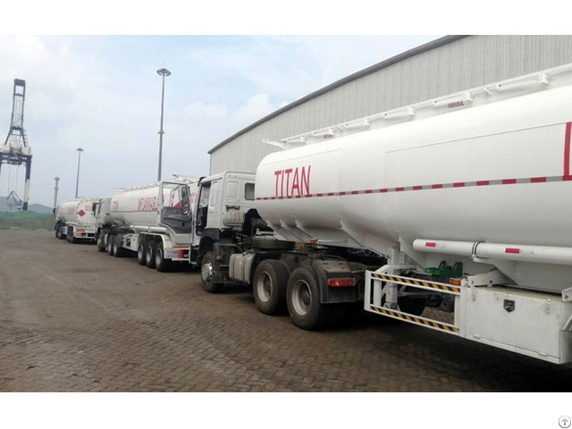 Truck Fuel Tanker Trailer In Guinean