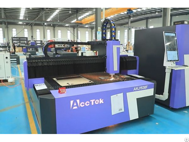 Affordable 1500w Fiber Laser Cutting Machine Accte Akj1530f