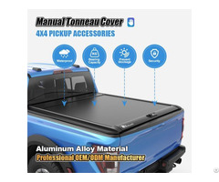 A Manual Pickup Bed Tonneau Cover